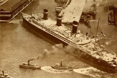 صورة جوية ل Leviathan يجري سحبها بواسطة القاطرات الصغيرة في رصيفها في نيويورك ، c1930 بواسطة غير معروف