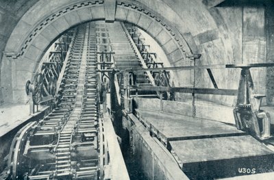 سلالم متحركة أثناء البناء ، 1922. بواسطة غير معروف