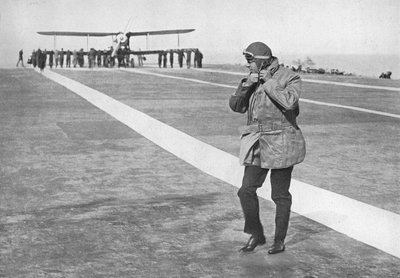 مناسبة تاريخية: الملك إدوارد يزيل خوذته الطائرة ، 1936 بواسطة غير معروف