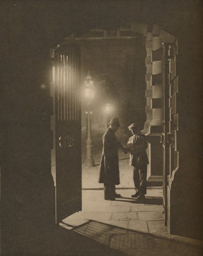 حادثة في ذا يارد في الساعات الصغيرة ، c1935. بواسطة غير معروف