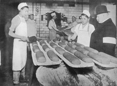 مفتش يزور مخبز برلين عام 1915. بواسطة غير معروف