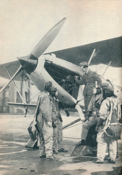 مدرب يشرح تفاصيل المحرك للتلاميذ في مطار سيلاند ، فلينتشير ، c1936 c1937 بواسطة غير معروف