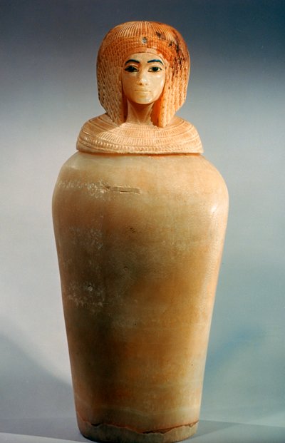 جرة كانوبية مصرية قديمة بغطاء على شكل رأس نسائي ملكي ، c1344-1336 قبل الميلاد بواسطة غير معروف