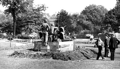 موقع بندقية مضادة للطائرات في حديقة التويلري ، تحرير باريس ، أغسطس 1944 بواسطة غير معروف