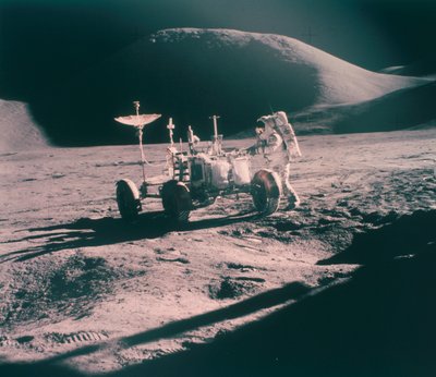 رائد الفضاء أبولو 15 جيمس إيروين مع لونار روفر ، أغسطس 1971 بواسطة غير معروف