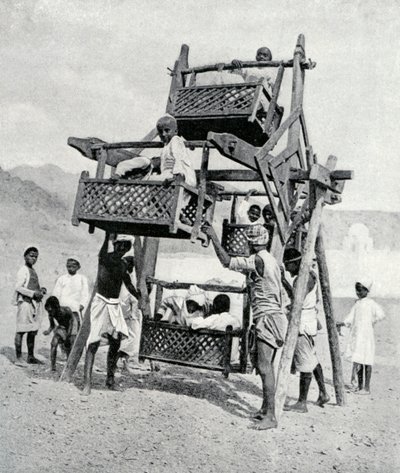 أطفال عرب يستمتعون بعجلة كبيرة ، 1922 بواسطة غير معروف