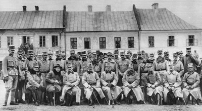 Archdukes Friedrich و Karl of Austria مع ضباطهم ، الحرب العالمية الأولى ، 1915 بواسطة غير معروف