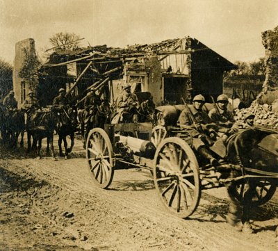 مدفعية تمر عبر بوزي ، شمال فرنسا ، c1914-c1918 بواسطة غير معروف