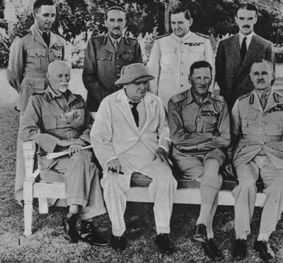 على الجبهة في مصر: السيد تشرشل في القاهرة مع أعضاء مجلس حرب الشرق الأوسط ، 1942 بواسطة غير معروف