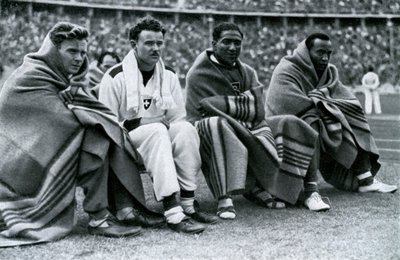 الرياضيون فرانك وايكوف ، بول هاني ، رالف ميتكالف وجيسي أوينز ، أولمبياد برلين ، 1936 بواسطة غير معروف