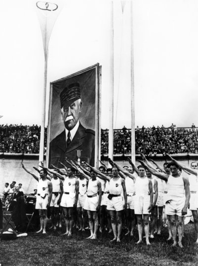 رياضيون يحيون التحية الفاشية ، بارك دي برينس ، باريس ، 1941 بواسطة غير معروف