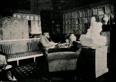 أوغست رودين بين كتبه في 77 Rue De Varenne ، c1900 بواسطة غير معروف