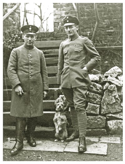 جنود نمساويون أو إيطاليون مع كلب ، فبراير 1918 (صورة) بواسطة غير معروف