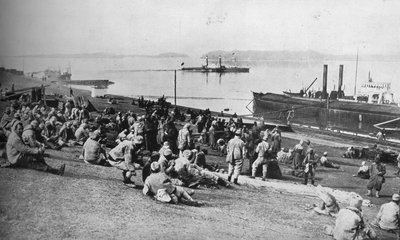 السجناء النمساويون الذين أخذهم الصرب يستريحون في منتصف النهار على ضفاف نهر الدانوب ، 1915. بواسطة غير معروف