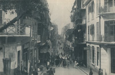 المباني المطلة على طريق تجاري مكتظ بالسكان يمتد من الشرق والغرب ، c1935 بواسطة غير معروف