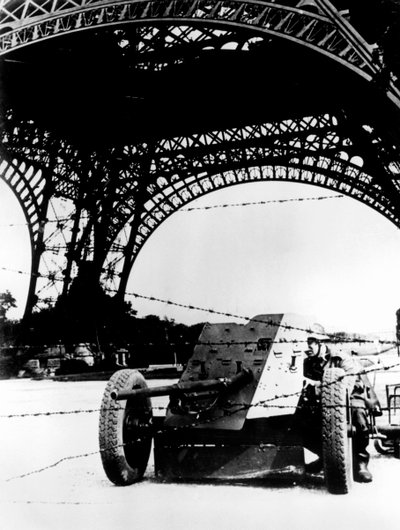 سلك شائك ومدفع مضاد للدبابات تحت برج إيفل ، باريس المحتلة من ألمانيا ، 1940-1944 بواسطة غير معروف