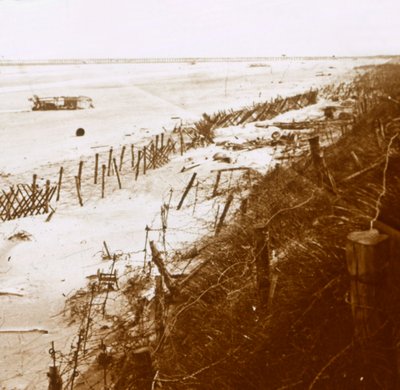 حواجز الأسلاك الشائكة على الشاطئ ، Nieuwpoort-Bad ، فلاندرز ، بلجيكا ، c1914-c1918 بواسطة غير معروف