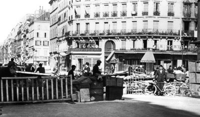 حاجز في شارع دي شاتودون ، تحرير باريس ، أغسطس 1944 بواسطة غير معروف