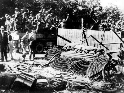 نصبت الحواجز بالقرب من ساحة الكونكورد ، باريس ، أغسطس 1944 بواسطة غير معروف