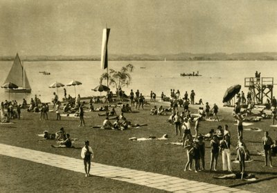 السباحون على ضفاف بحيرة كونستانس ، بريجنتس ، النمسا ، c1935. بواسطة غير معروف