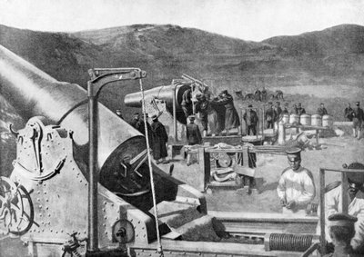 بطارية من مدافع الحصار اليابانية تقصف بورت آرثر ، الحرب الروسية اليابانية ، 1904-5 بواسطة غير معروف