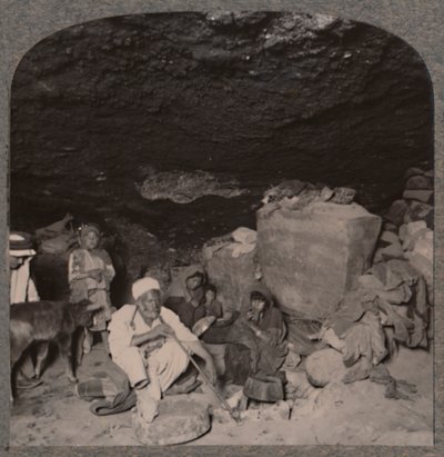 سكان الكهوف البدوية في كهوفهم ، 1900 بواسطة غير معروف