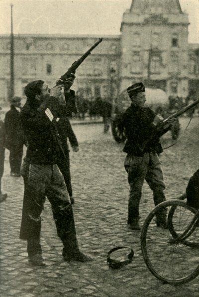 راكبو الدراجات البلجيكيون يطلقون النار على طائرة ألمانية ، الحرب العالمية الأولى ، 1914-1918 ، c1920. بواسطة غير معروف