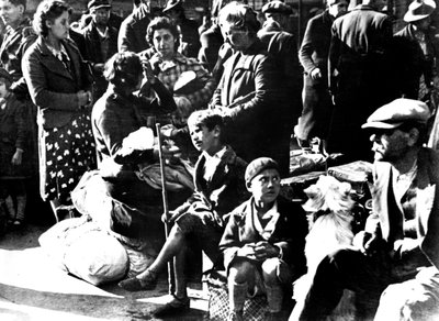 اللاجئون البلجيكيون مع دراجاتهم وممتلكاتهم خارج Gare du Nord ، باريس ، يوليو 1940 بواسطة غير معروف