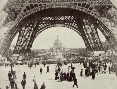 تحت برج إيفل ، باريس ، 1889 بواسطة غير معروف