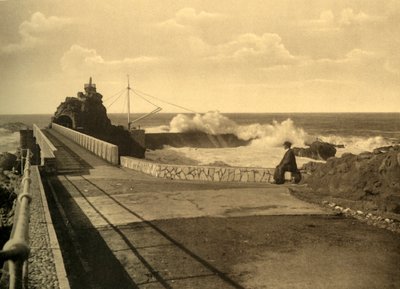 Biarritz - Au Rocher de la Vierge by gros remps، c1930. بواسطة غير معروف