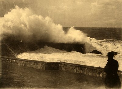 بياريتز - تأثير الموج عند رصيف Rocher de la Vierge ، c1930. بواسطة غير معروف