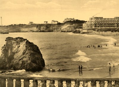 Biarritz - Hotel du Palais et la Baie، c1930. بواسطة غير معروف