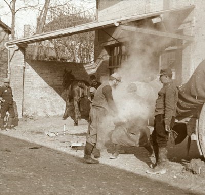 حصان حذاء حداد ، سويبس ، شمال فرنسا ، c1914-c1918 بواسطة غير معروف