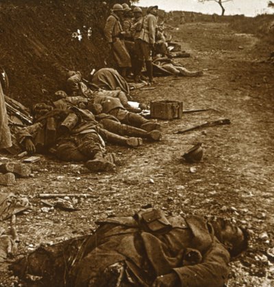 جثث بعد الاستيلاء على Courcelles ، شمال فرنسا ، 1918 بواسطة غير معروف