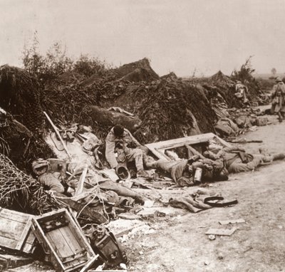 جثث بعد الاستيلاء على Courcelles ، شمال فرنسا ، يونيو 1918 بواسطة غير معروف