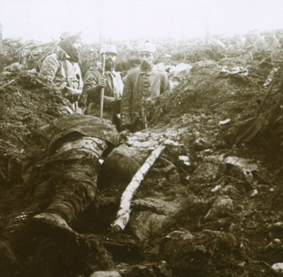 الجثث والسجناء ، Les Éparges ، شمال فرنسا ، 1915. بواسطة غير معروف