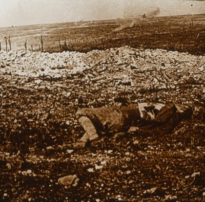 جسد مع نيران وابلا في المسافة ، c1914-c1918 بواسطة غير معروف