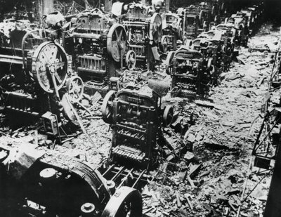 أضرار قنبلة في مصنع رينو ، سيفرس ، باريس ، 4 أبريل 1943 بواسطة غير معروف