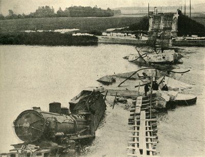 جسر قصف وقطار خرج عن مساره ، شمال فرنسا ، الحرب العالمية الأولى ، 1914 ، c1920. بواسطة غير معروف