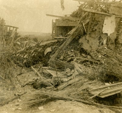 قصف مبنى ، جثة جندي ميت في المقدمة ، 1916 بواسطة غير معروف