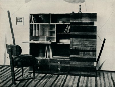 مكتبة وكرسي. تصميم وتنفيذ هانز هارتل عام 1927 بواسطة غير معروف