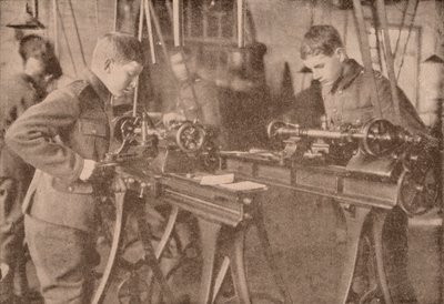 بنين من كلية برادفيلد يصنعون أجزاء القشرة ، بيركشاير ، c1916 1928 بواسطة غير معروف