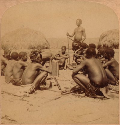 شجعان قرية زولو عقد مجلس ، بالقرب من نهر Umlaloose ، Zululand ، SA ، 1901 بواسطة غير معروف
