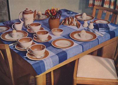 الإفطار - ترتيب طاولة الإفطار من قبل شركة Bowman Bros. Ltd. ، لندن ، 1939 بواسطة غير معروف