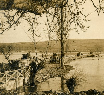 جسر فوق نهر ميوز في دوني ، شمال فرنسا ، c1914-c1918 بواسطة غير معروف