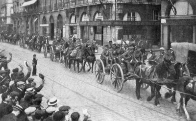 مدفعية بريطانية تجرها الخيول في روان ، فرنسا ، أغسطس 1914 ، 1926 بواسطة غير معروف