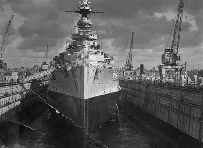 سفينة حربية بريطانية HMS Malaya في رصيف عائم ، مالطا ، c1937 بواسطة غير معروف