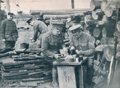 المهندسون البريطانيون مع القوة الاستكشافية يصنعون قنابل يدوية من علب التبغ ، c1914 بواسطة غير معروف