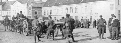 مدفعية بريطانية تجرها الخيول في قرية بلجيكية ، أغسطس 1914 بواسطة غير معروف