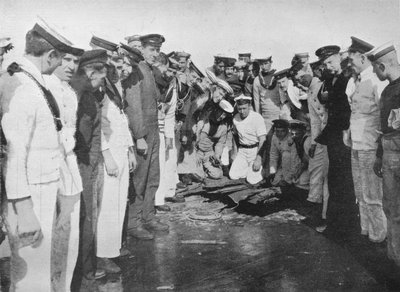 البحارة البريطانيون يدورون حول حفرة في سطح سفينتهم ، 1915 بواسطة غير معروف